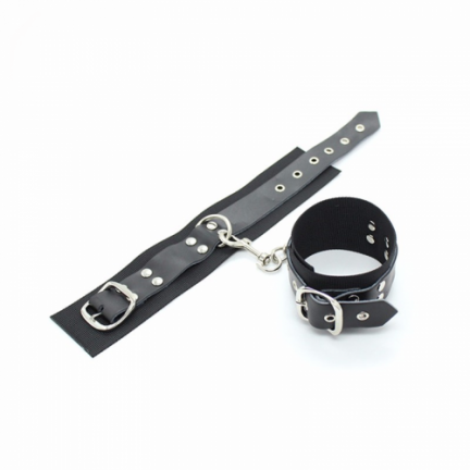 Мягкие черные наручники на цепочке с карабином