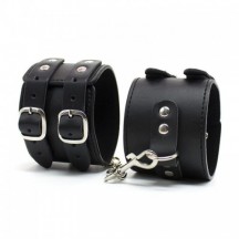 Широкие черные наручники с карабином