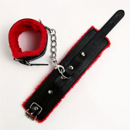 Черные наручники с красной меховой подкладкой